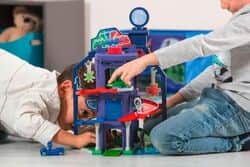 חניון ענק ומטה צוות כח פי ג'יי PJ MASKS + מכונית מתכת ודמות ילד חתול Dickie Toys
