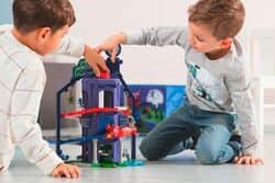 חניון ענק ומטה צוות כח פי ג'יי PJ MASKS + מכונית מתכת ודמות ילד חתול Dickie Toys