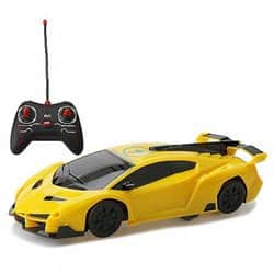 מכונית שלט מטפסת על קירות