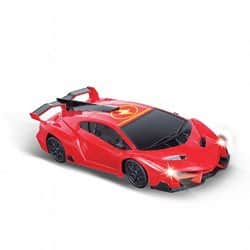 מכונית שלט מטפסת על קירות